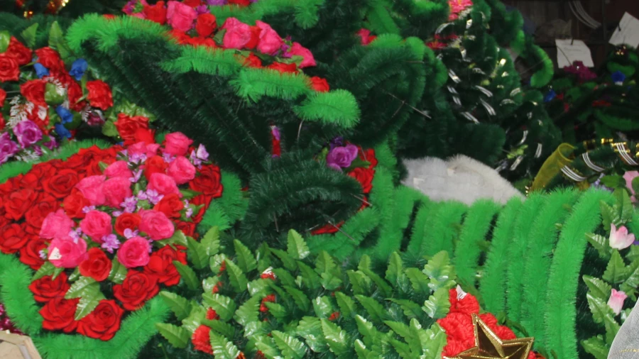 Погребальные венки на предприятии, где работал герой.