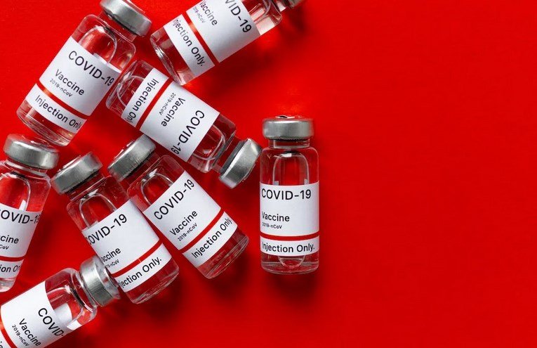 Ученые раскрыли нежелательные последствия вакцинации от COVID-19