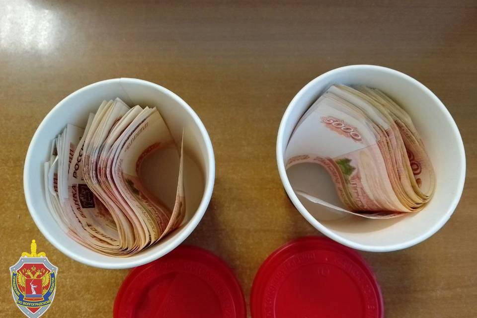 Двое жителей Краснодарского края пытались передать взятку волгоградцу в стаканчике из-под кофе