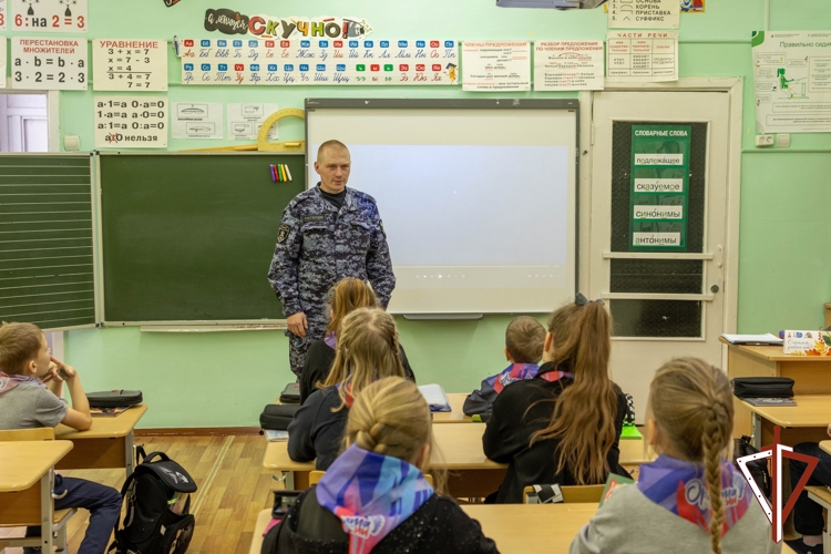 Сотрудники Управления Росгвардии по Свердловской области провели патриотические встречи с подрастающим поколением