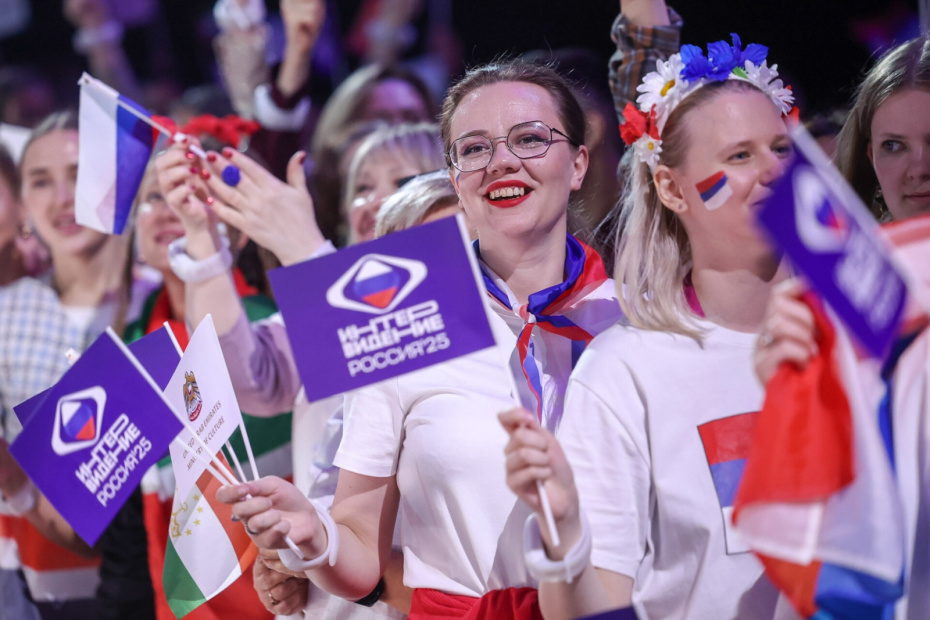 Болельщики перед началом Международного музыкального конкурса «Интервидение» 2025