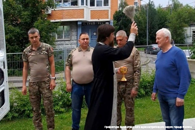 900x600_adaptiveResize_galleries_2302_blagoslovenie-pered-poezdkoj-v-lnr-na-peredovuyu.jpg