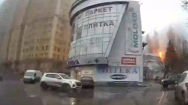 Момент удара HIMARS по супермаркету в Донецке сняли на видео
