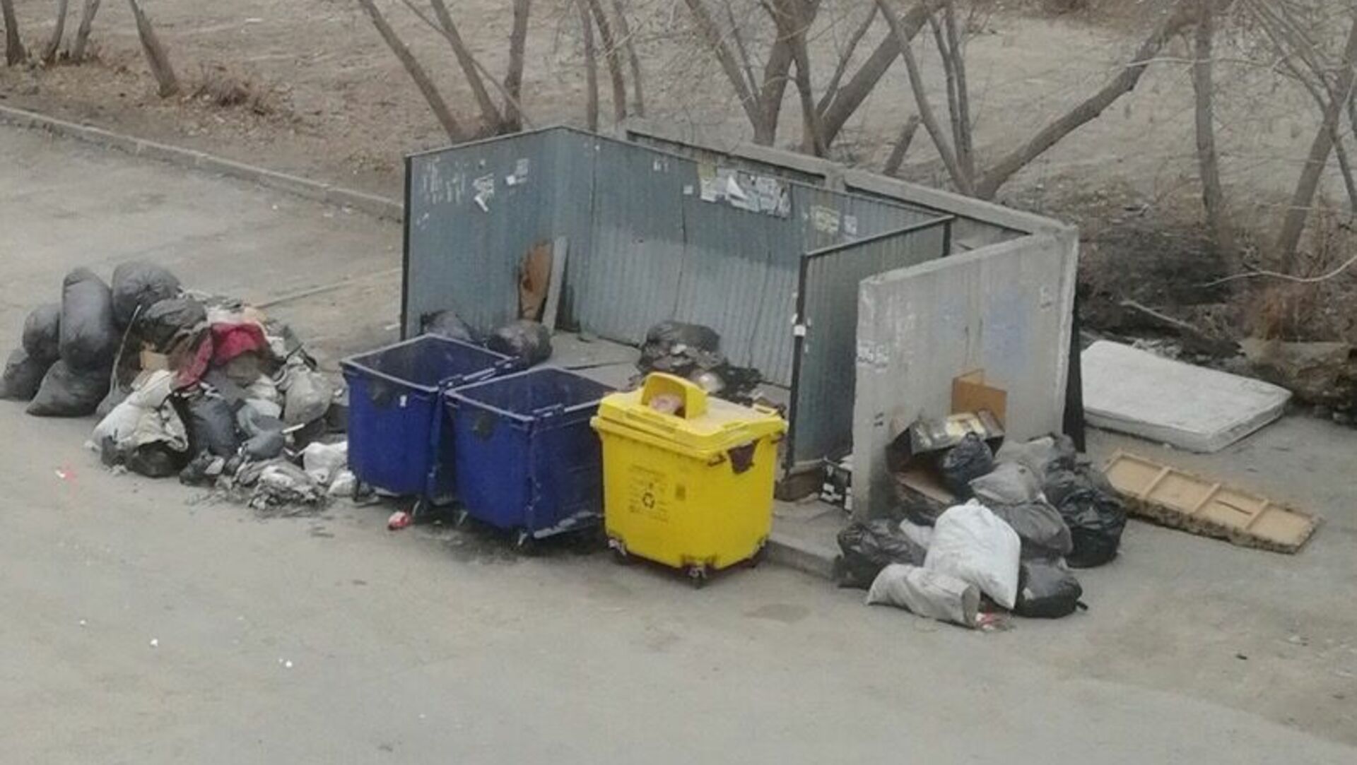 Помойка с бомжами
