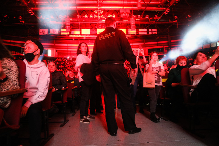 «Чтобы провести в «Татнефть Арене» мероприятие, задействованы около 300 человек, отвечающих за безопасность, транспортировку грузов, проверку билетов, плюс есть команда организаторов»