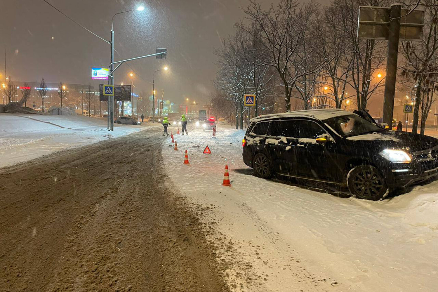 Москва сбил водителя. Машину занесло.