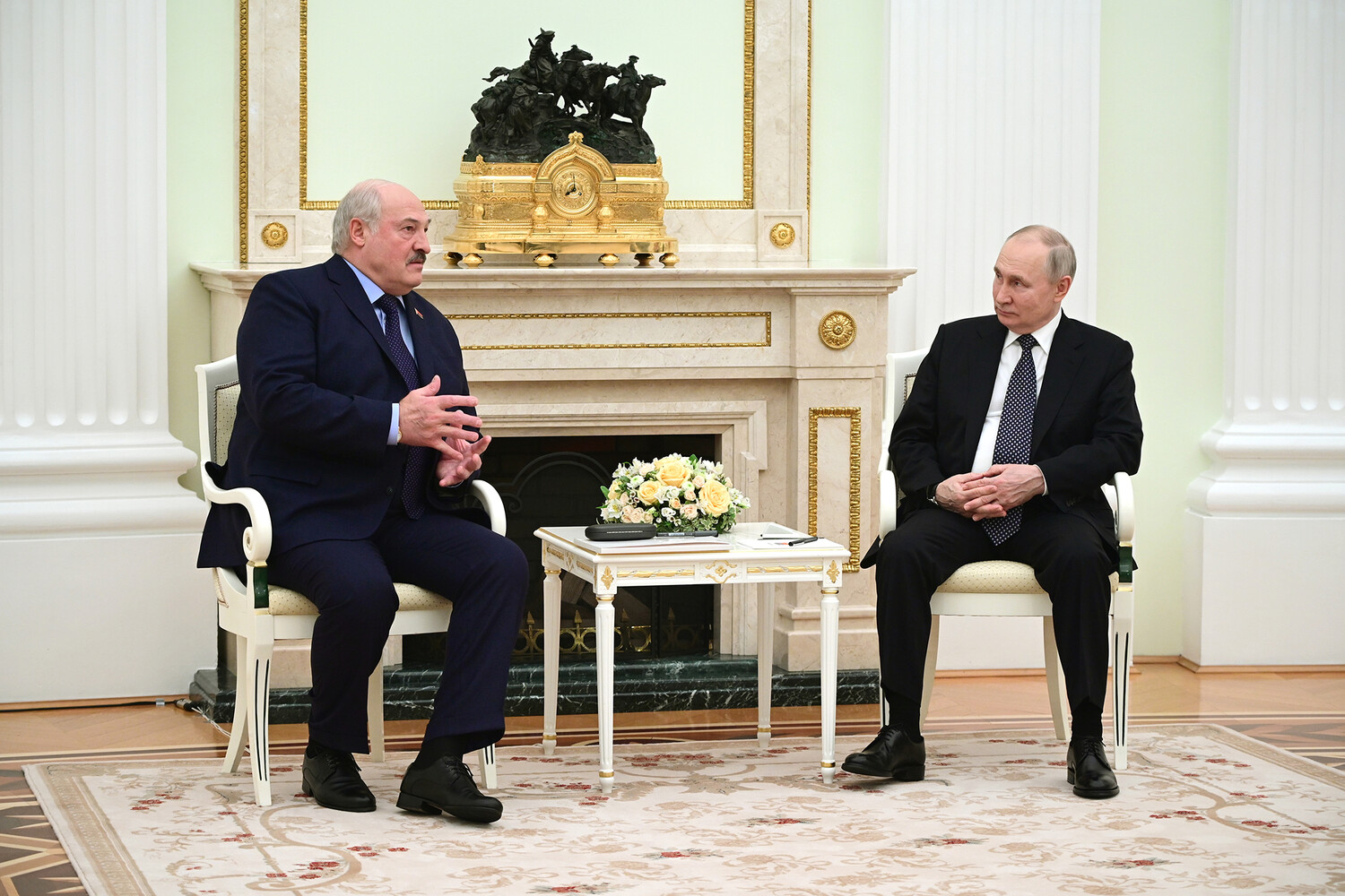 Лукашенко не дает сесть на стул путину