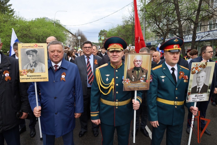 Командир Северского соединения Росгвардии принял праздничный парад в честь юбилея Великой Победы (видео)