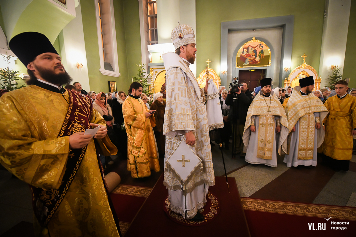 Праздничная литургия в Покровском соборе Барнаула