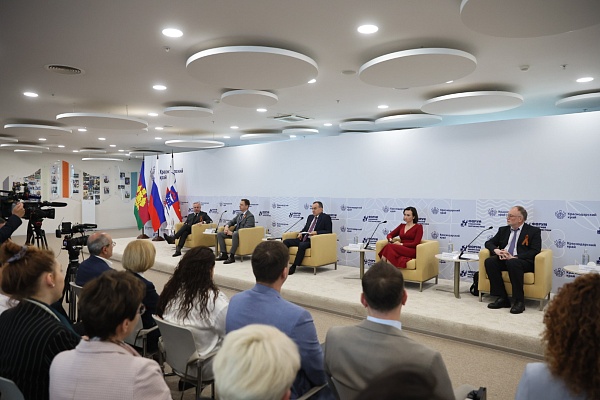 Губернатор Краснодарского края Вениамин Кондратьев и глава Сочи Андрей Прошунин приняли участие в программе Форума кубанской журналистики