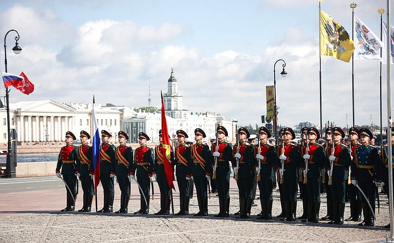 Возложение цветов к памятнику Петру I на Сенатской площади
