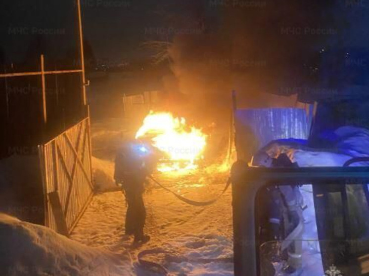 В Калуге четверо пожарных тушили автомобиль