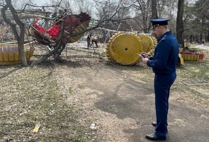 Силовики прибыли на место обрушения колеса обозрения в Приморье