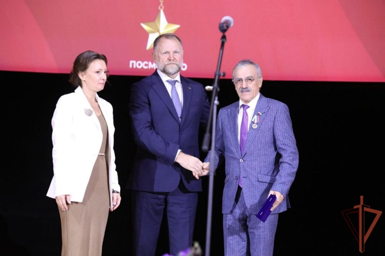 Отцов офицеров Росгвардии — Героев России наградили медалью «Отец солдата» (видео)