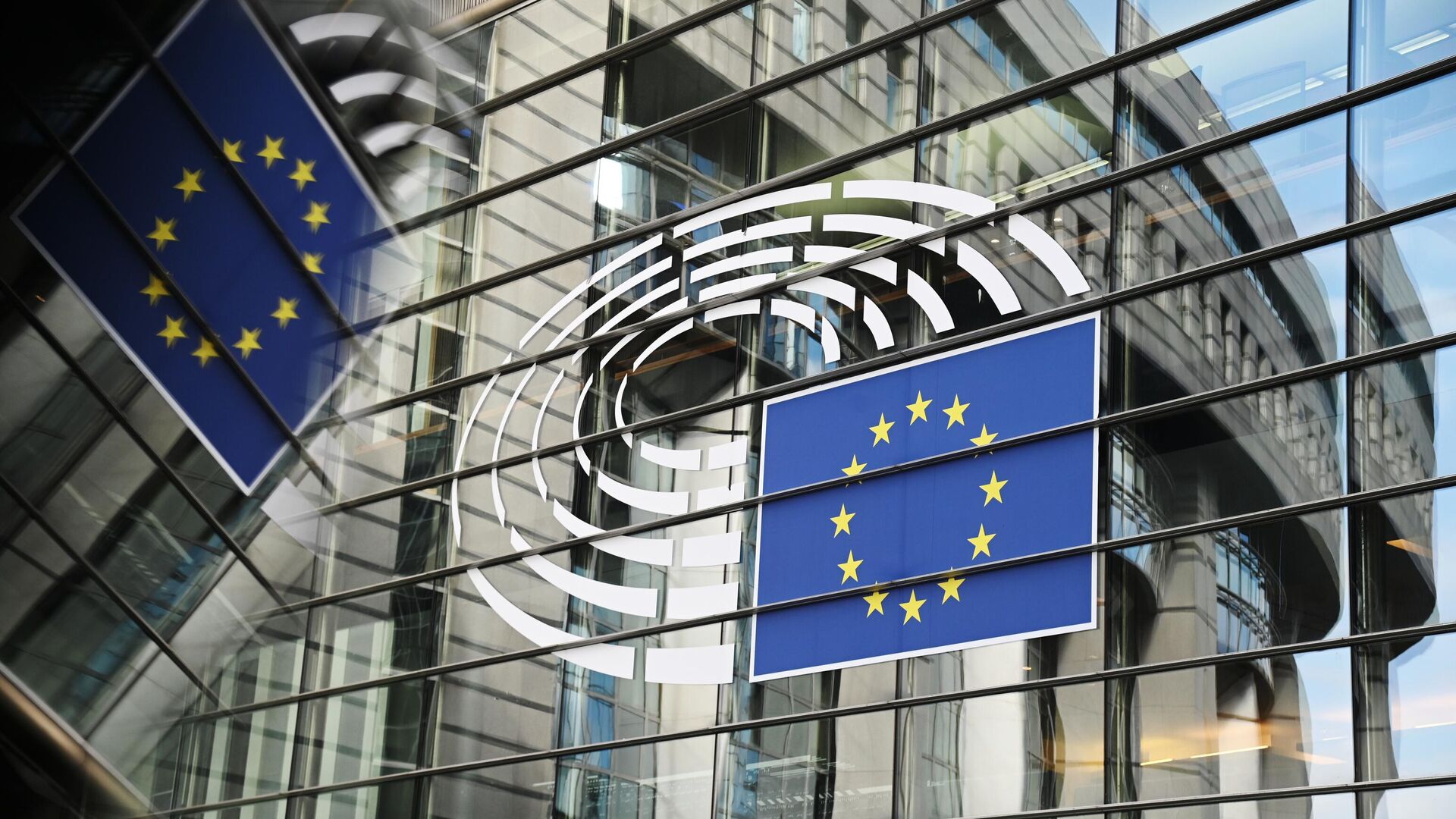 Логотип Евросоюза на здании штаб-квартиры Европейского парламента в Брюсселе - РИА Новости, 1920, 23.01.2023