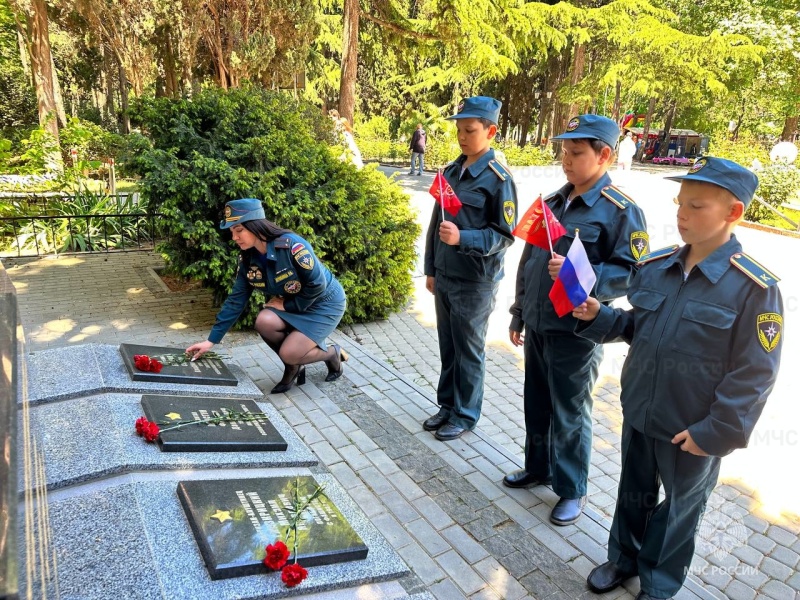 Сотрудники МЧС России вместе с кадетами поздравили ветерана с наступающим праздником – Днём Победы!