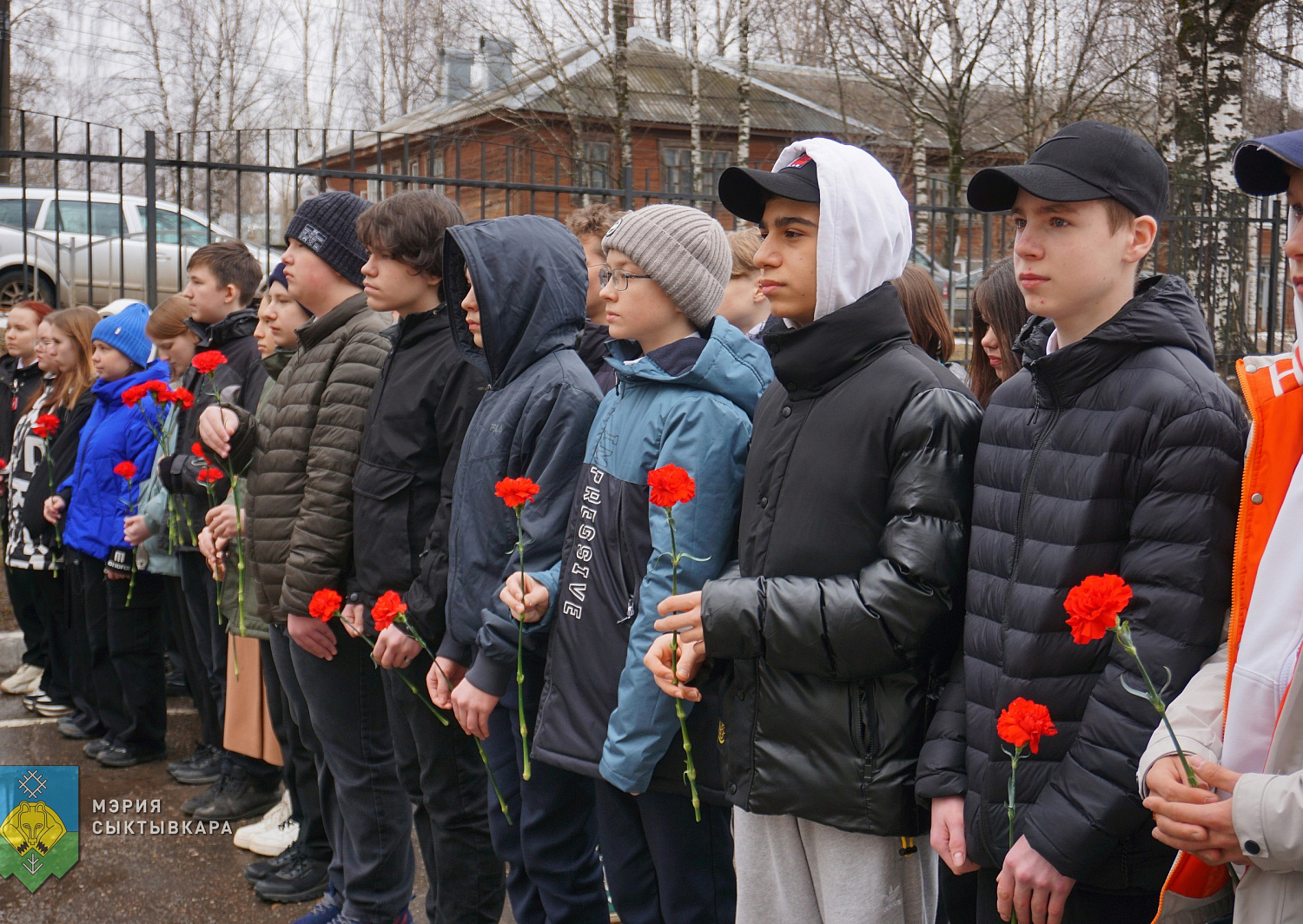 На здании сыктывкарской школы установили мемориальную доску в честь бойца СВО, фото 5
