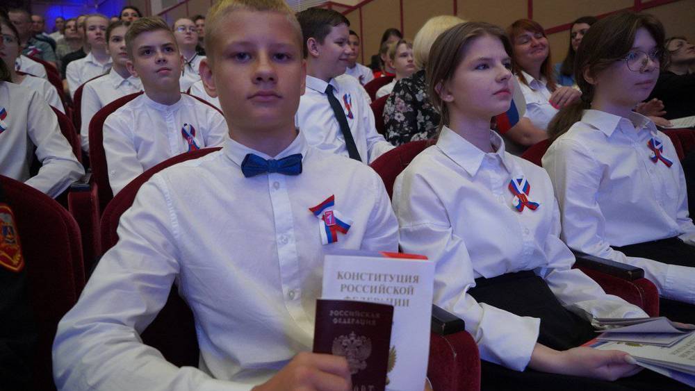 Губернатор Богомаз поздравил брянцев с Днем России и вручил паспорта молодежи