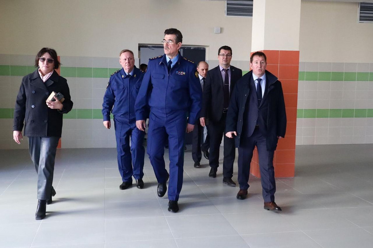 Заместитель Генерального прокурора Сергей Зайцев посетил здание школы, построенное в Заозерном районе Кургана
