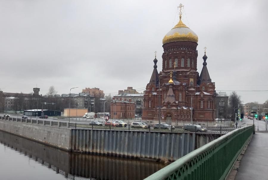 В Богоявленском храме на Гутуевском острове продолжается реставрация внутреннего убранства | Богоявленский храм расположен в районе, пока еще не особенно освоенном туристами./ФОТО АВТОРА