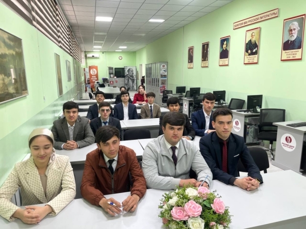 В Таджикском национальном университете прошёл цикл мероприятий к 65-летию полёта Гагарина и празднику Навруз