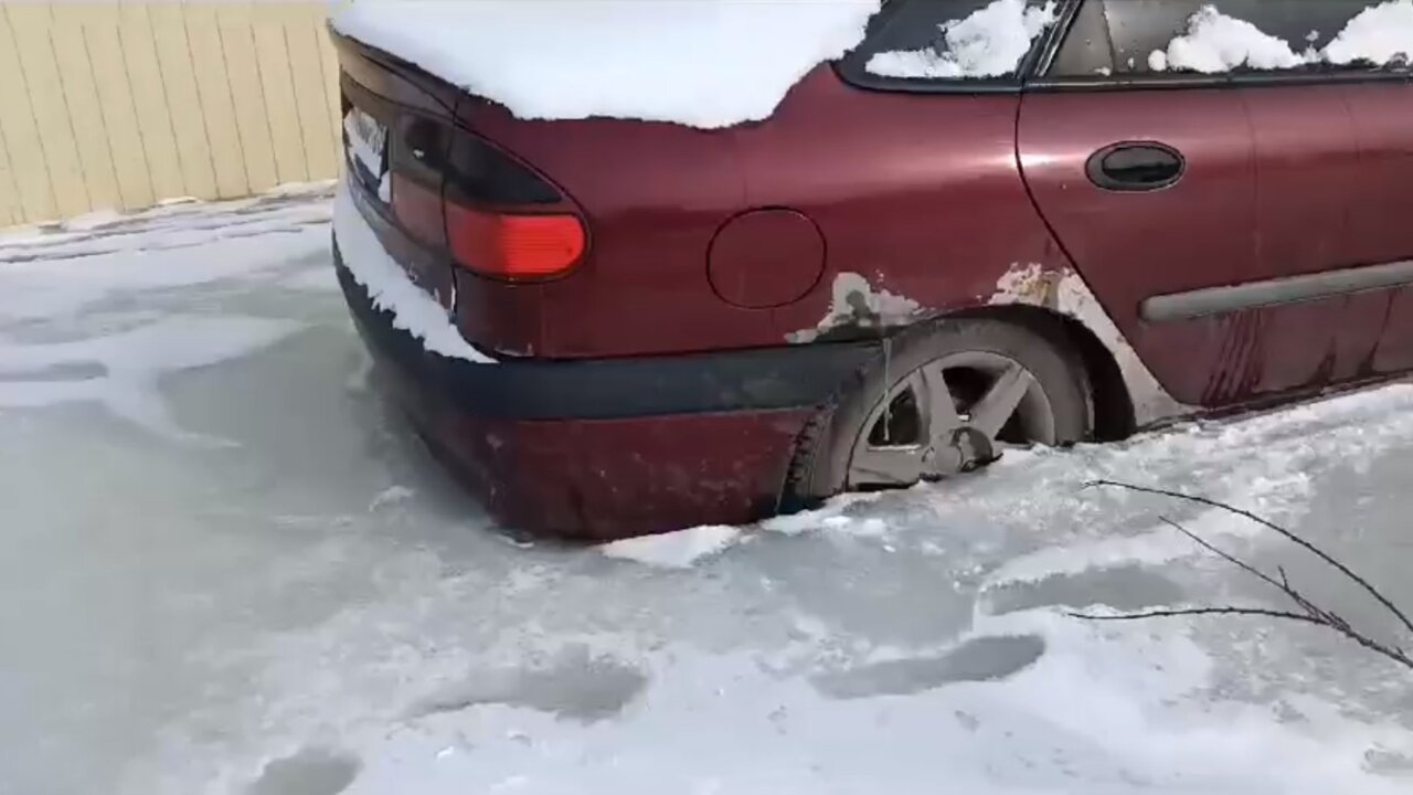 машина во льду