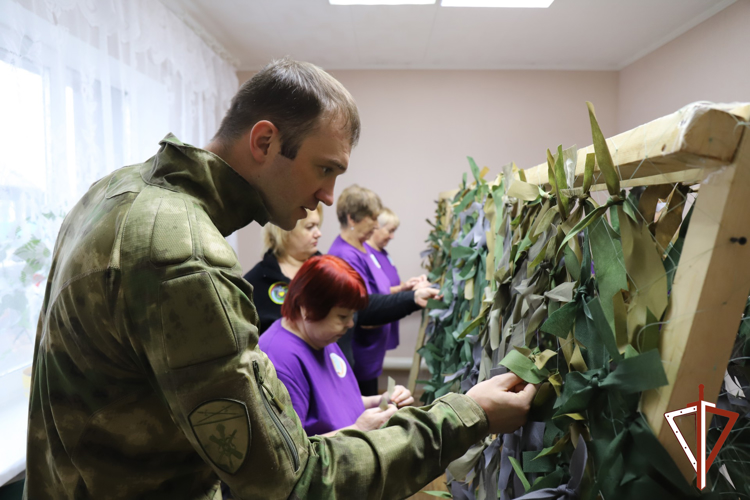 Представители Росгвардии поблагодарили активистов волонтерского движения из деревни Белогорье за помощь участникам СВО