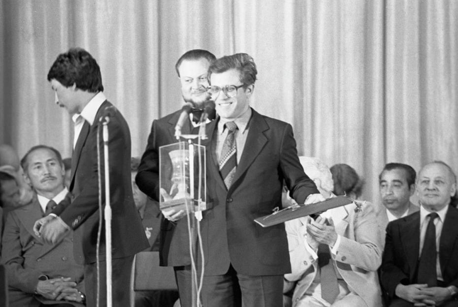 Александр Митта, режиссер фильма «Экипаж», получает приз ХIII Всесоюзного кинофестиваля