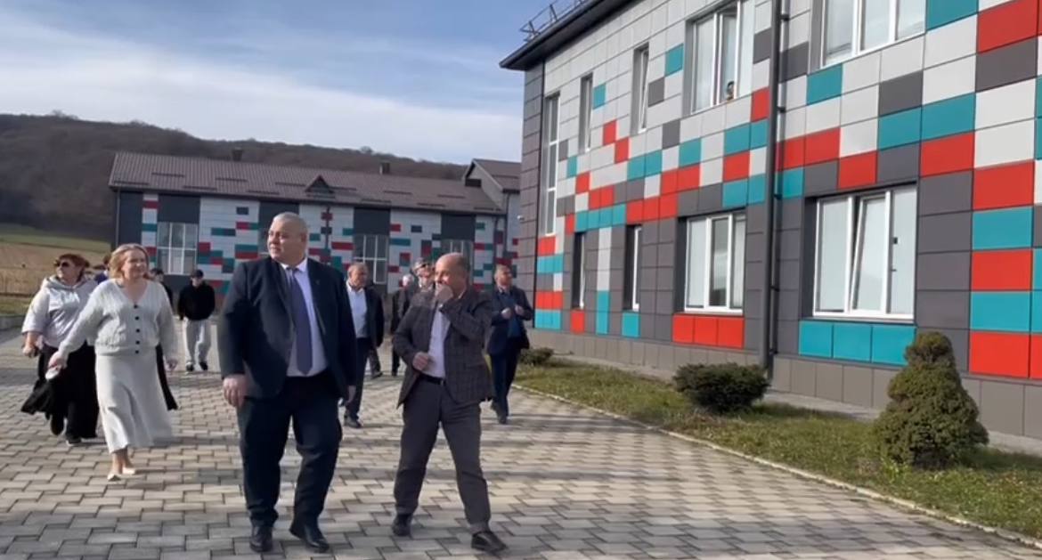 Глава администрации Черекского муниципального района Алан Кульбаев с рабочим визитом посетил сельское поселение Верхняя Жемтала. Заместители и руководители профильных отделов проверили ход работы подведомственных учреждений.