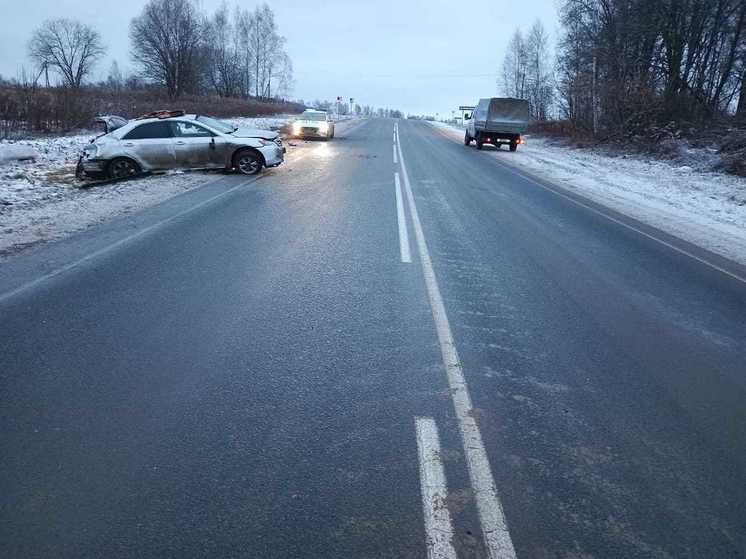 Под Тулой два человека пострадали в ДТП с улетевшей в кювет Toyota Camry