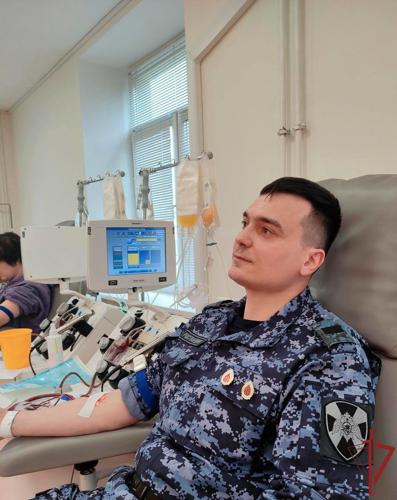 Накануне Национального дня донора столичный росгвардеец сдал кровь 74-ый раз