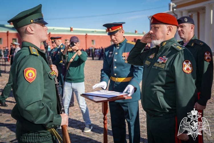 Новгородские первокурсники Военной академии Росгвардии приняли Военную присягу в Санкт-Петербурге