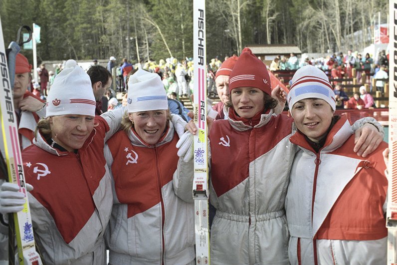 1988 год. XV зимние Олимпийские игры. Сборная команда СССР, чемпионки Олимпийских игр в эстафете 4x5 км Анфиса Резцова, Тамара Тихонова, Светлана Нагейкина и Нина Гаврилюк (слева направо). 