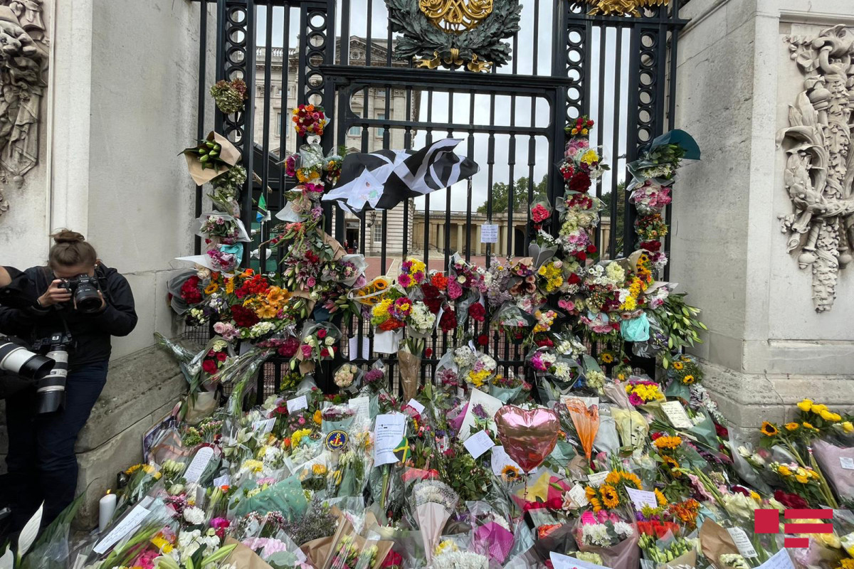 Сегодня общенациональный траур. Букингемский дворец после смерти Дианы. Цветы Диане у Букингемского дворца.