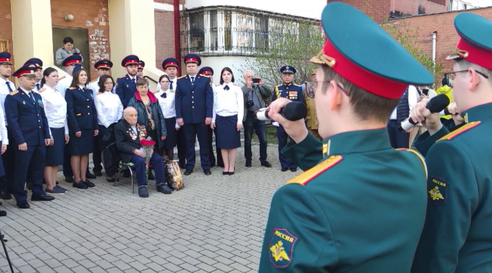 Личный парад и концерт во дворе дома: военные поздравили ветерана ВОВ с Днем Победы