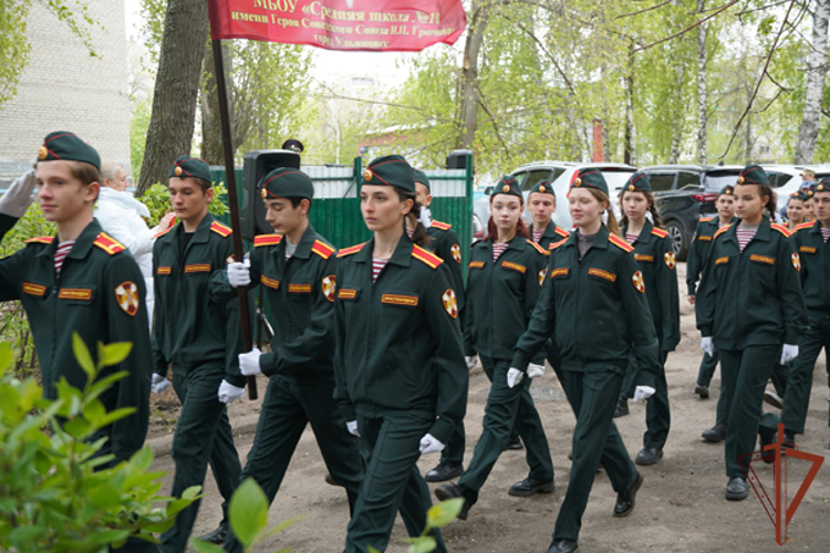 Военнослужащие Росгвардии прошли торжественным маршем в Ульяновске перед домом ветерана Великой Отечественной войны