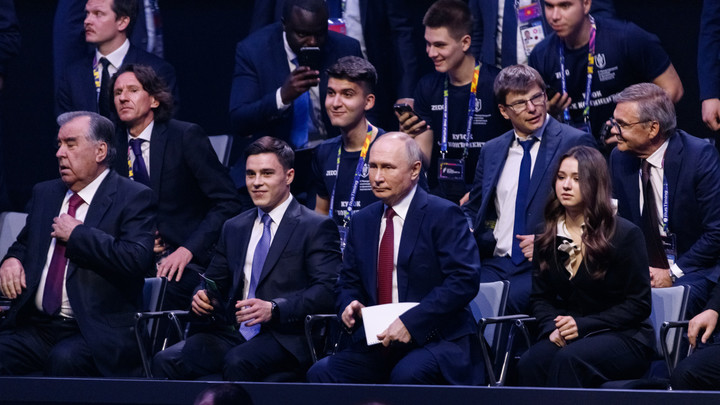 Непростая фигура рядом с президентом: Жест Путина на Играх будущего, который заметили не все