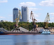 Поставка гранитного и высокопрочного щебня водным транспортом в июне 2025 года