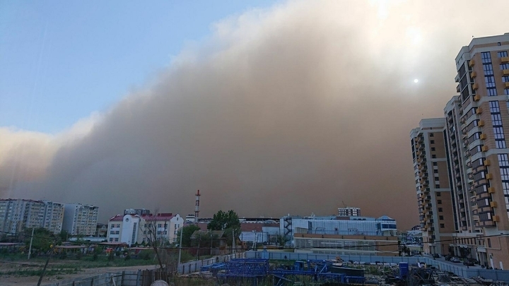 Жители Ростовской области сняли на видео надвигавшуюся пыльную бурю