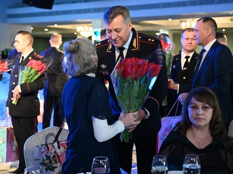 В Челябинске руководитель полицейского главка встретился с сотрудницами и членами семей погибших
