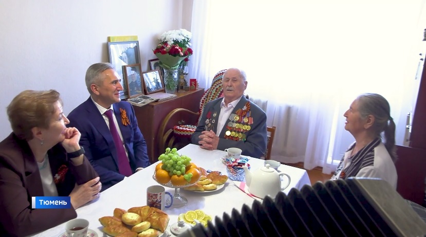 Александр Моор лично поздравил фронтовика с наступающим Днем Победы 