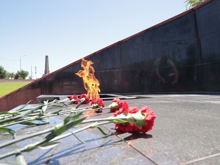 Власти Крыма возложили цветы к вечному огню на Мемориале «Концлагерь «Красный»