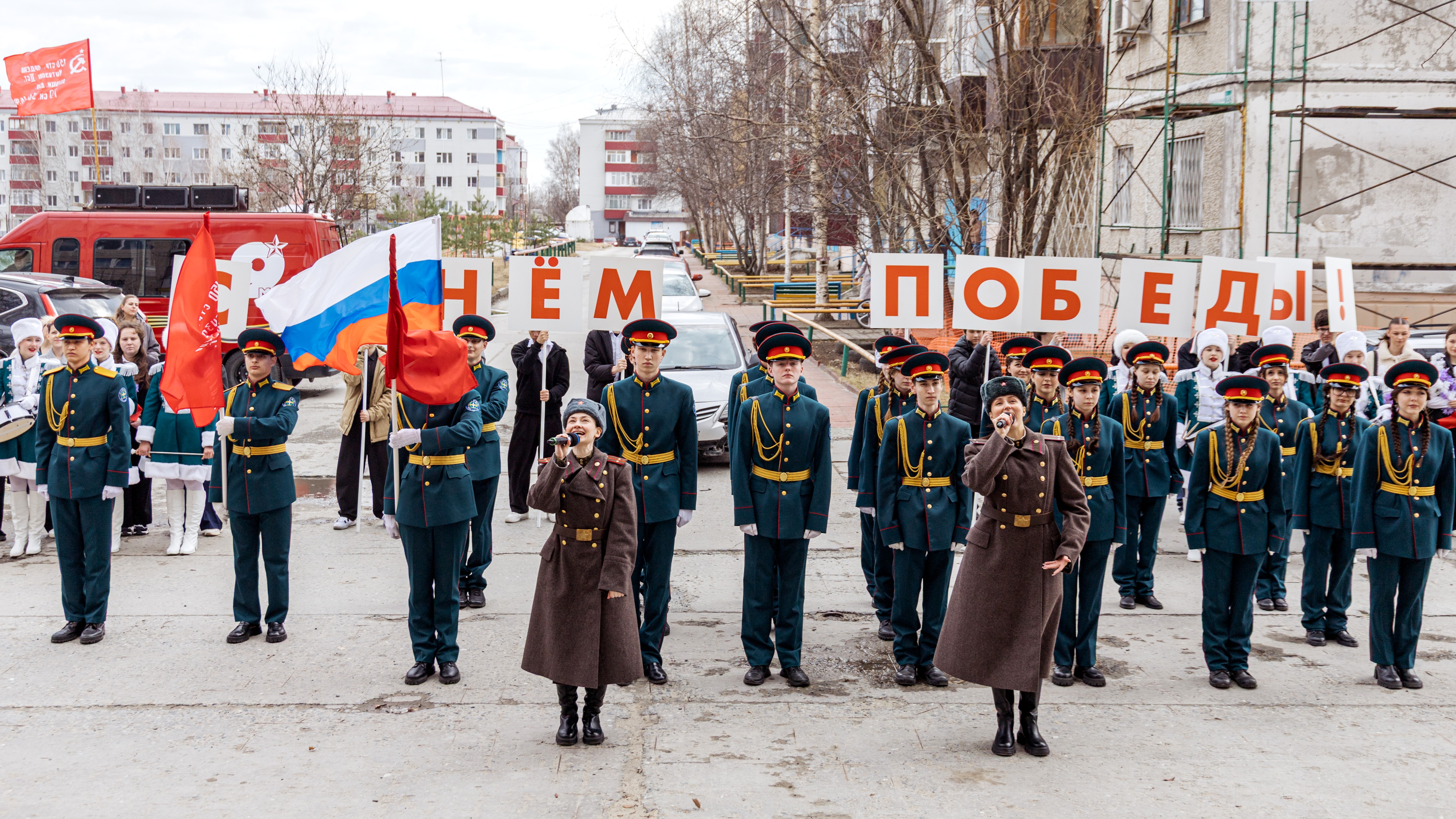 В Сургуте под окнами ветеранов провели праздничные концерты