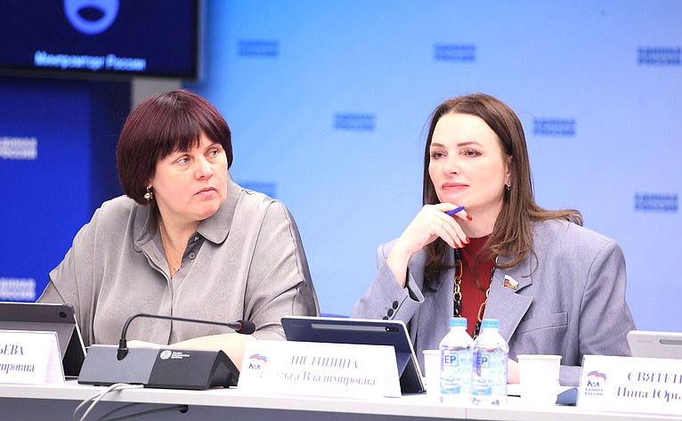 Заседание Комиссии Совета Федерации по развитию креативных (творческих) индустрий и народных художественных промыслов в РФ