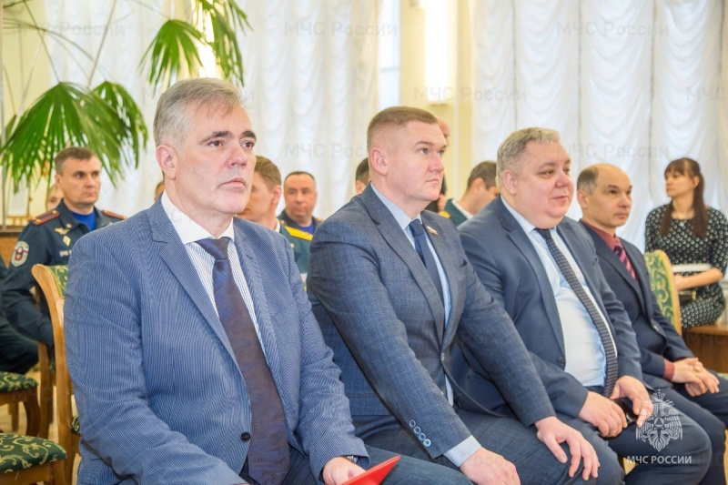 Губернатор Александр Сoколов поздравил кировских спасателей