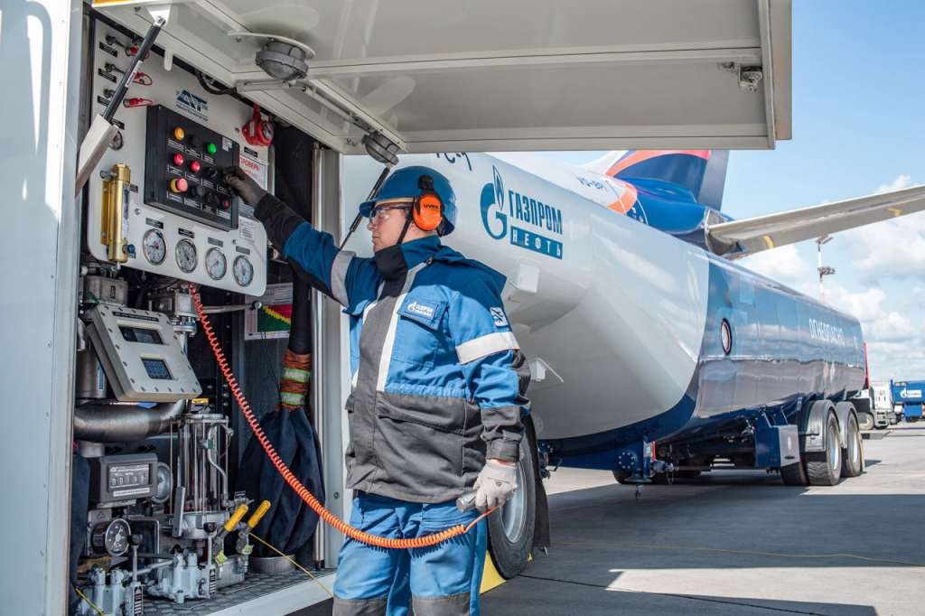 Ученые «Газпром нефти» разработали технологию производства экологичного авиационного топлива_1.jpg