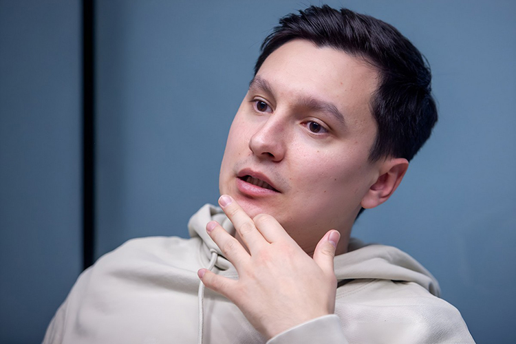 Дмитрий Данилов (на фото) вместе с партнером Ильей Филимоненковым основал онлайн-школу по подготовке выпускников школ к ЕГЭ по нескольким предметам. Три года назад 25% компании приобрел VK — за 950 млн рублей