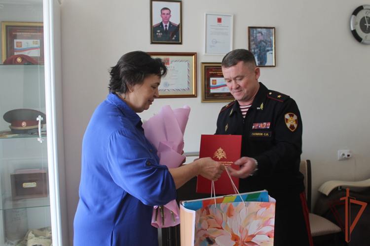 В Бурятии поздравили с юбилеем маму погибшего офицера Росгвардии Героя России Максима Концова