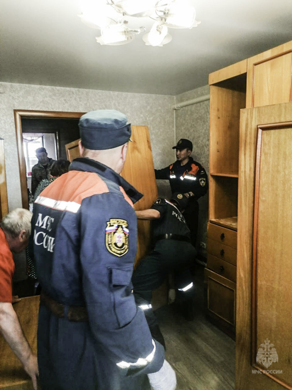 Спасатели МЧС России круглосуточно работают на подтопленных территориях
