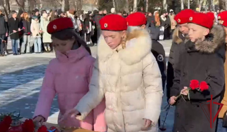 В Приморье в День неизвестного солдата кадеты Росгвардии возложили цветы к мемориалу